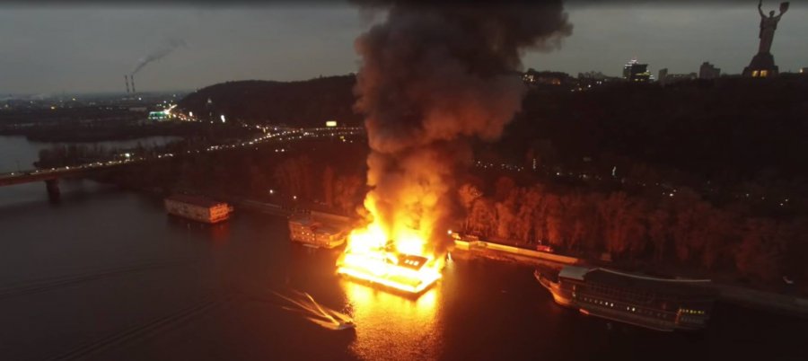 Ресторан "Веранда" догорает 25 ноября 2015 года