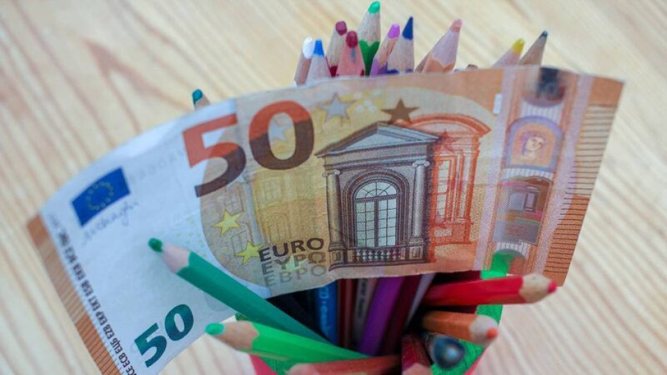 Бетховен або шилодзьобка: ЄЦБ змінить дизайн євро вперше з моменту його появи