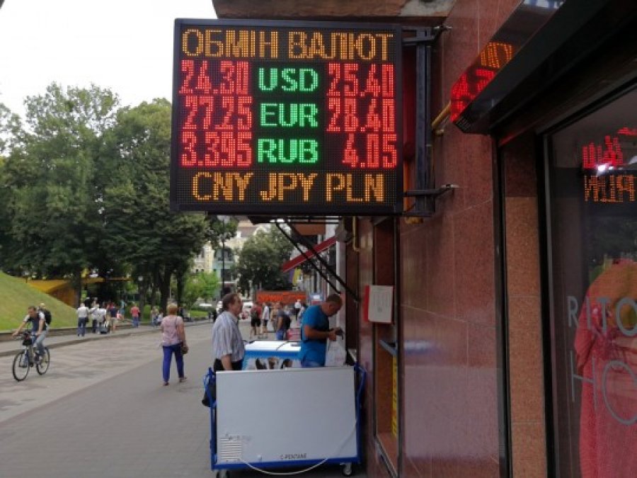 Украинцы в июле скупали дешевую валюту