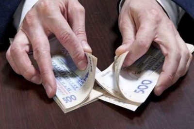 Поліція та СБУ викрили групу банкірів, які привласнили кошти клієнтів на понад 5 млн грн