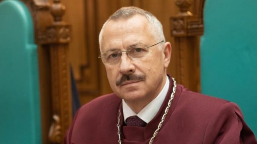 Суд визнав винним та оштрафував в.о. голови Конституційного суду