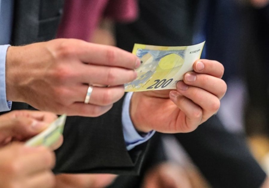 В ЕС вводятся в обращение новые купюры 100 и 200 евро