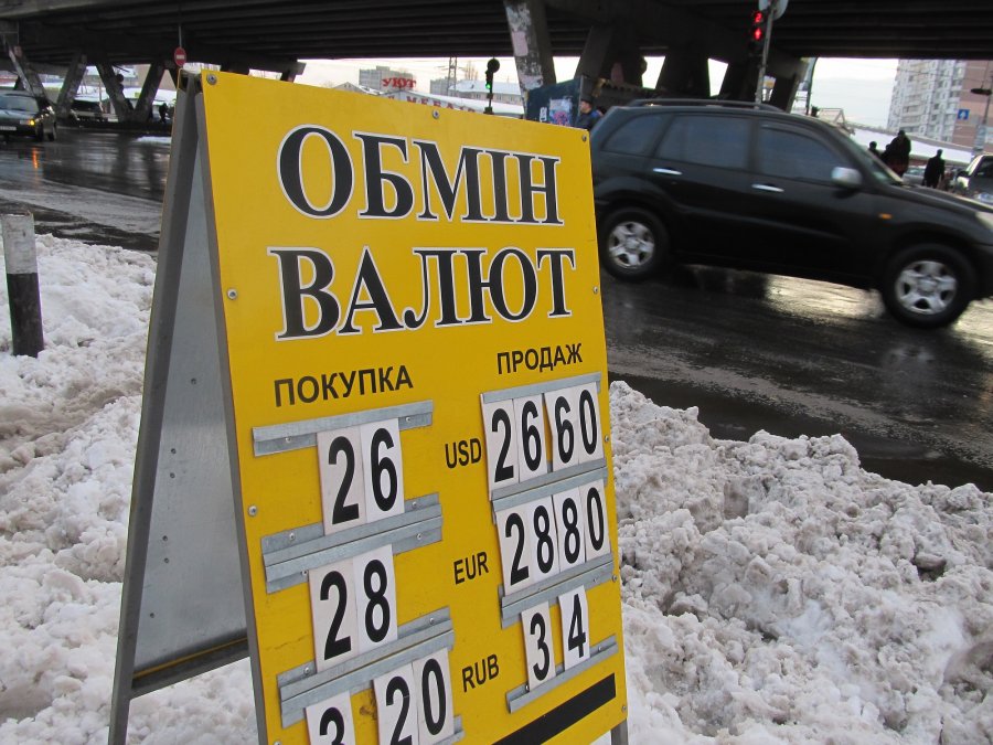 Долар бере висоту