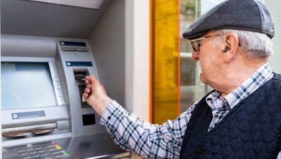 Шмигаль обіцяє поступовий перехід на отримання пенсій на картки