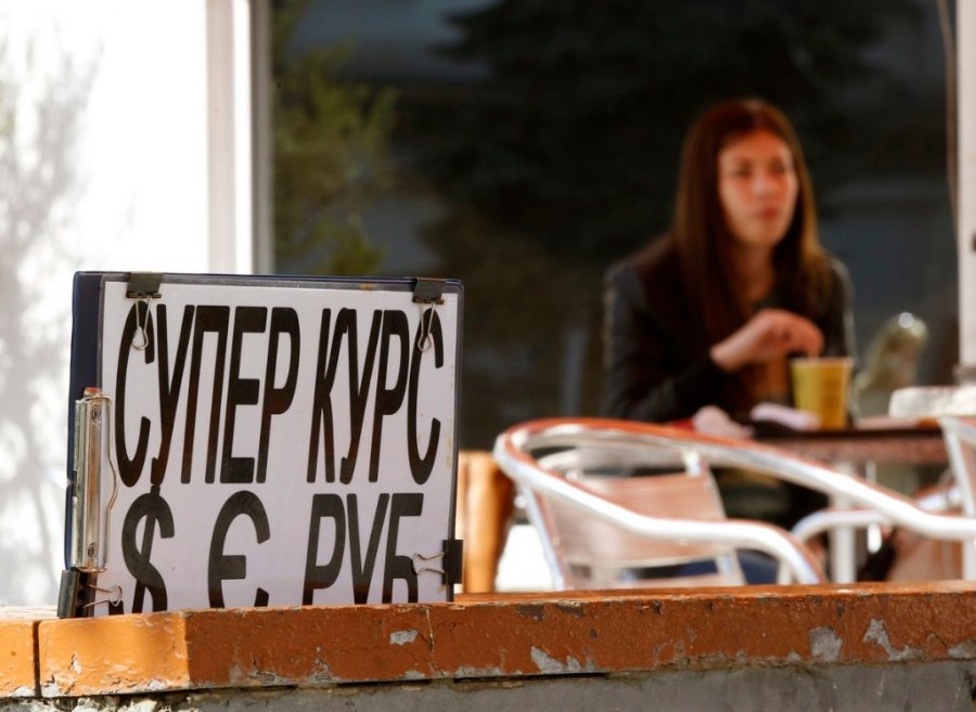 Украинцы продолжают сдавать валюту