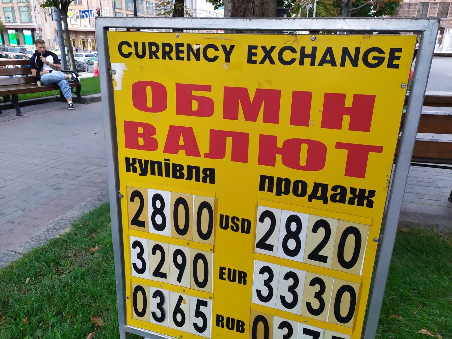 Названо причини девальвації гривні вище 28 грн/$