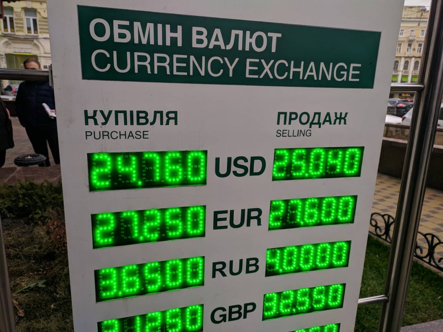 НБУ объяснил, почему доллар прыгнул до 25 грн