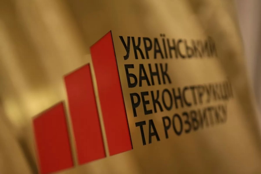 Правительство продает самый маленький банк страны