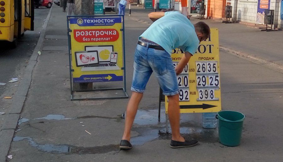 Нацбанк поспішає курсу на допомогу