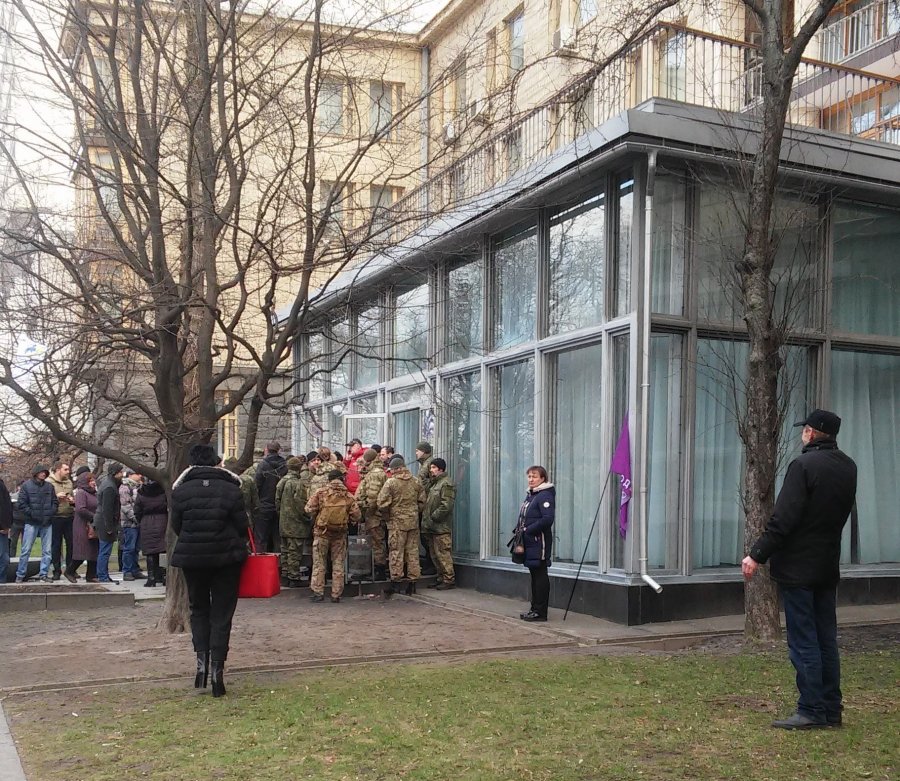 Протестующие разгромили парламентский комитет по банкам