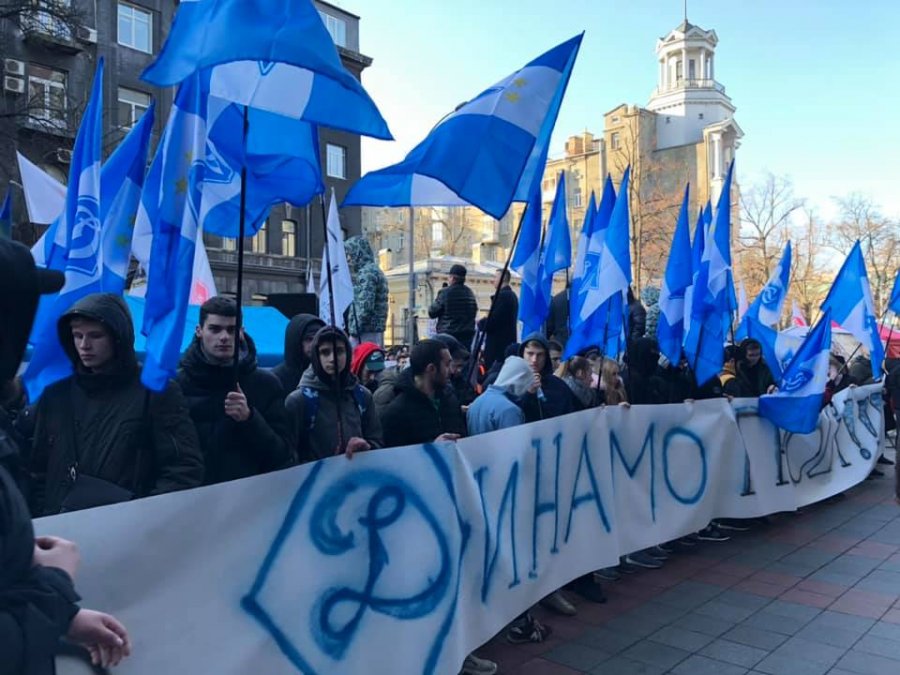 До протестів проти НБУ долучились футбольні вболівальники від Суркіса