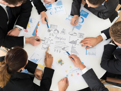 Бізнес продовжує прогнозувати підвищення цін та зменшення кількості працівників