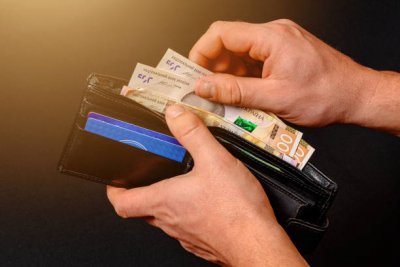 Під час воєнного стану уряд по-іншому рахуватиме заробітну плату