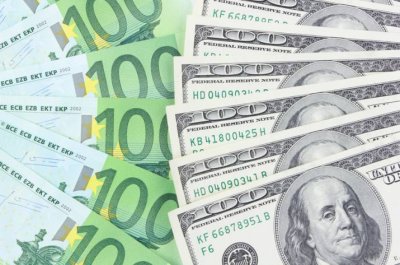 Курс євро зрівнявся з доларом вперше за 20 років