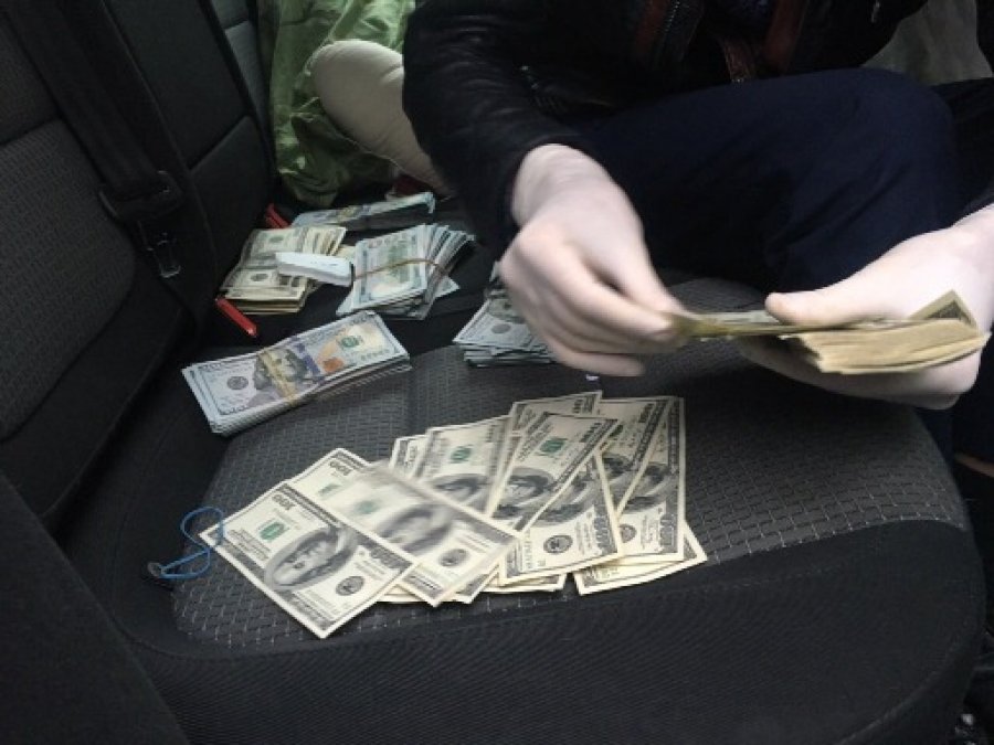 Сотрудников Укрэксимбанка задержали на взятке в 1,5 млн грн