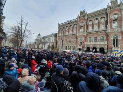 Проплачені мітингарі під НБУ намагаються зірвати угоду з МВФ – Смолій