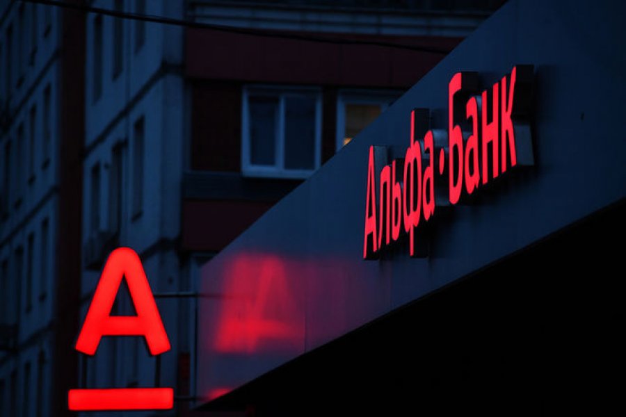 Альфа-Банк через ажіотаж припинив продаж і видачу готівкових доларів
