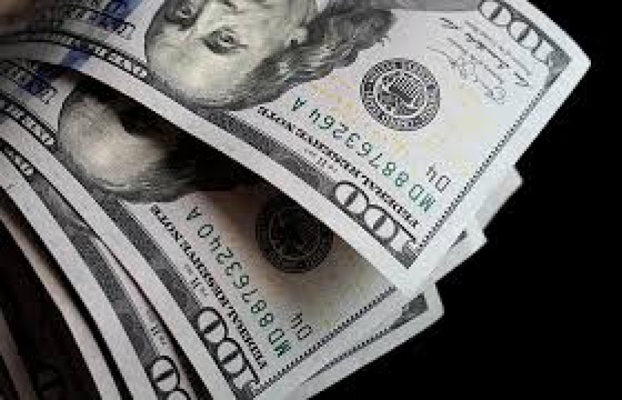 За квітень українці купили на $728 млн більше, ніж продали