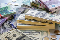 Українці за квартал скоротили купівлю доларів майже в 4 рази