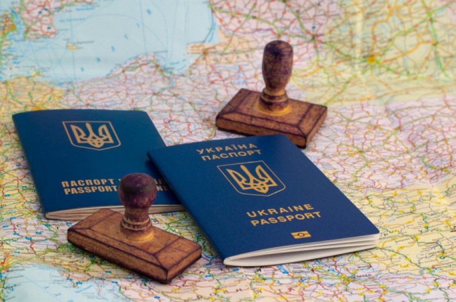 ЄС відклав запровадження плати для українців за поїздки за безвізом