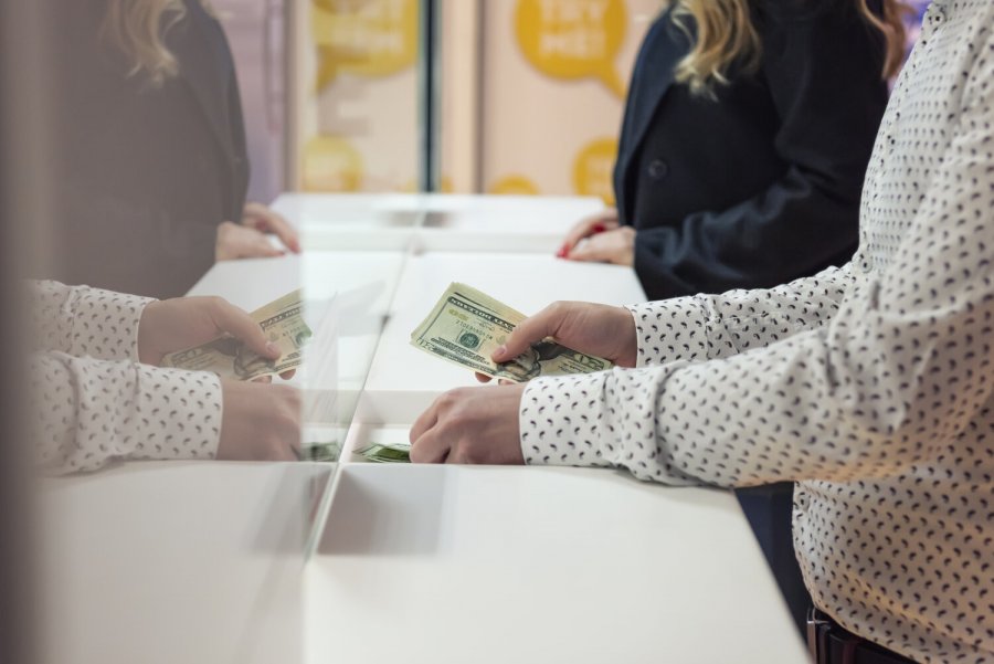 Нацбанк завтра наповнить валютною готівкою каси банків