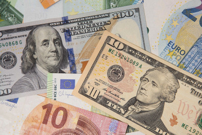 Українці збільшили чисту купівлю валюти у січні до $821 млн