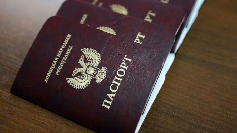 Райффайзенбанк готов обслуживать по "паспортам" ДНР-ЛНР