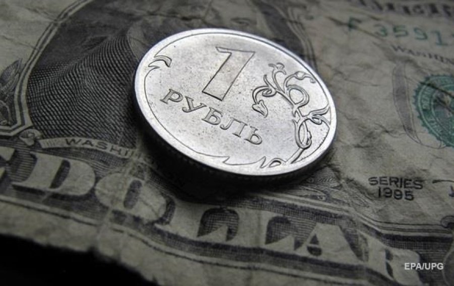 Курс рубля наближається до 100 за долар США