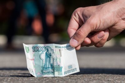 Рубль продолжает дешеветь из-за санкций США