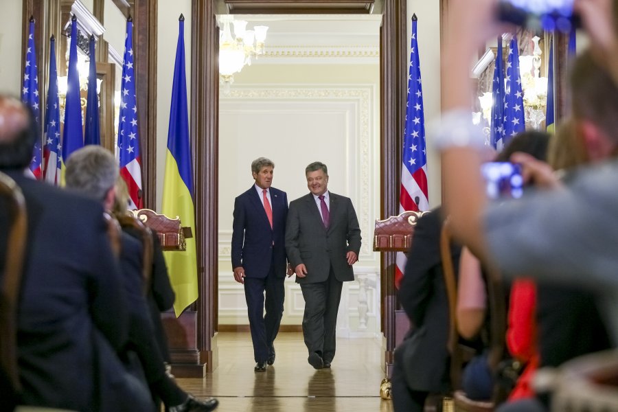 Порошенко віддав американцям валютні потоки з Росії