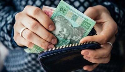 Реальна зарплата українців у серпні впала на 2,2%