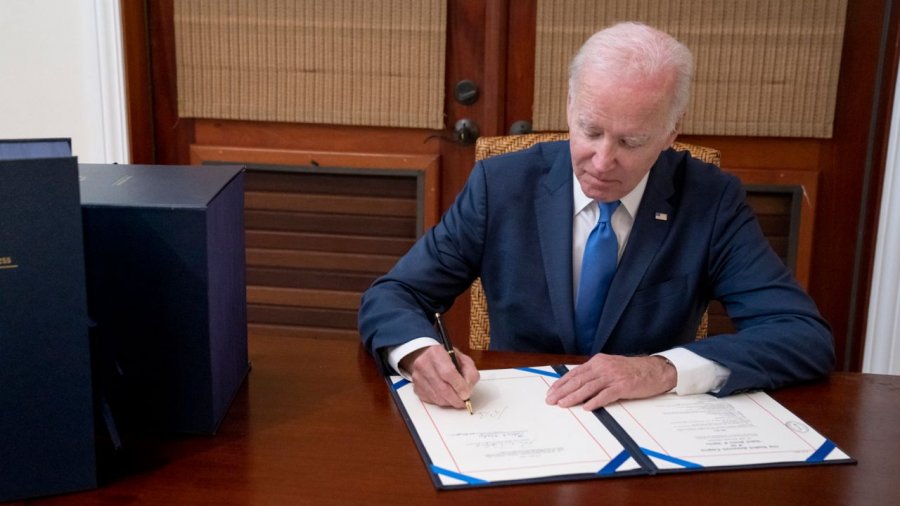 Байден підписав бюджет, який включає $45 млрд допомоги для України