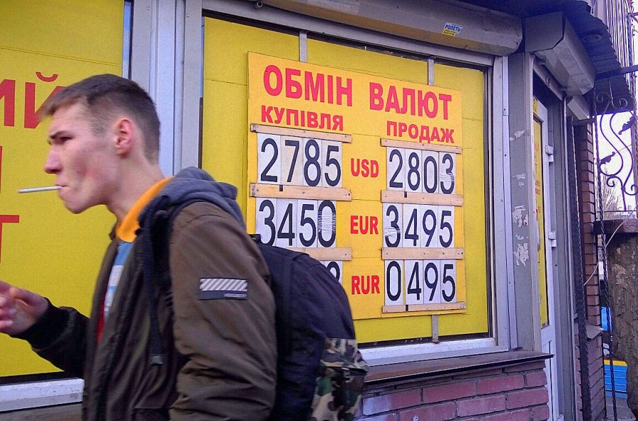 Падение гривны: на каком уровне остановится ее девальвация