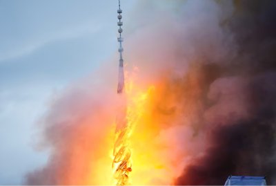 У Копенгагені згоріла 400-річна будівля фондової біржі