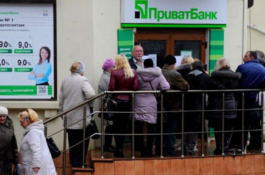ПриватБанк пропонує клієнтам чекати своєї черги на свіжому повітрі