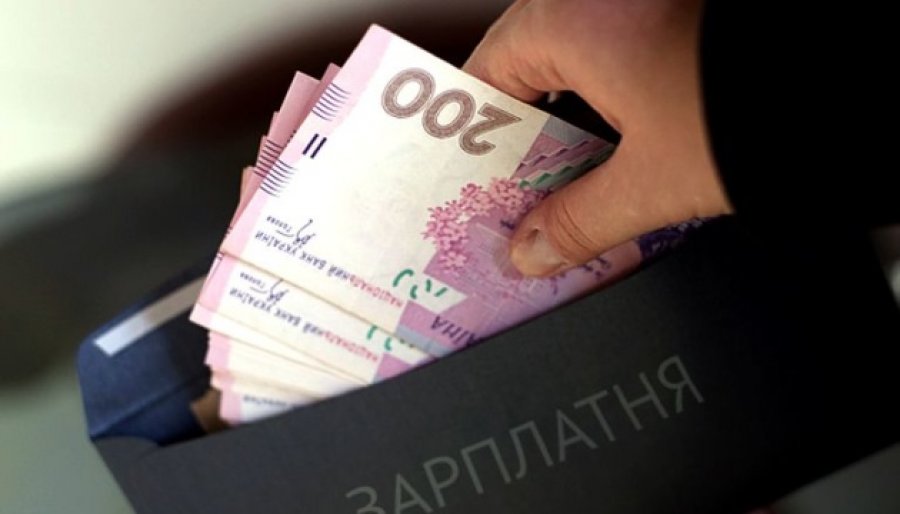 З початку війни зарплати в Україні скоротилися вполовину