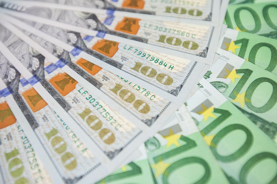 НБУ послабив офіційний курс до 23,68 грн/$ на новорічні свята