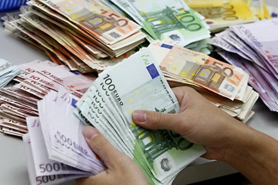 Євро може зрівнятися з доларом протягом місяця