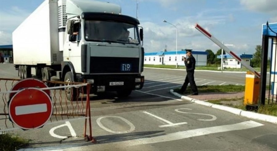 Украина приостанавливает транзит грузовых автомобилей РФ