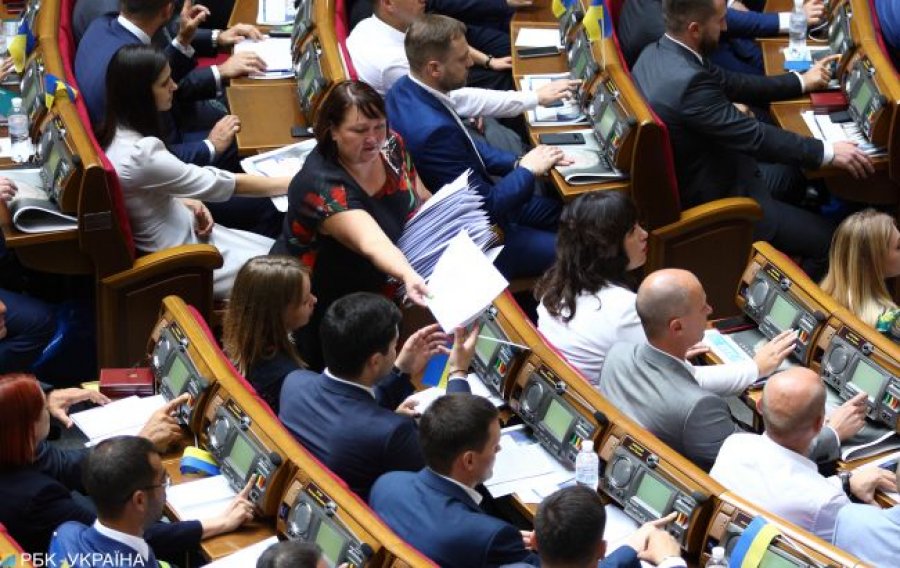 Депутаты парламента сняли с себя неприкосновенность