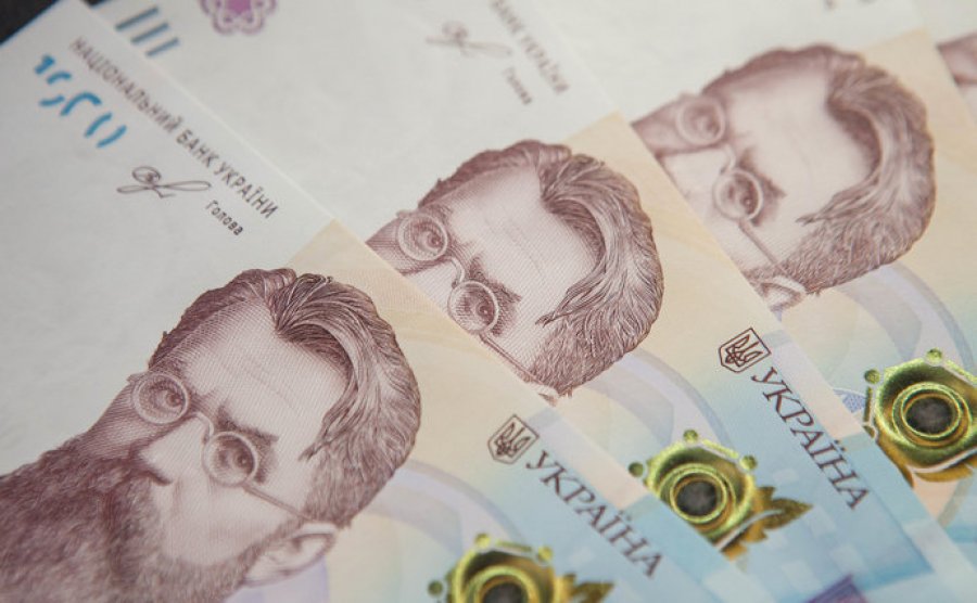 Залишок коштів уряду скоротився в три рази