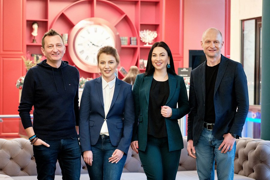 На фото (зліва направо): Ілля Кенігштейн, засновник та CEO Creative States, Ольга Філіпенко, виконавчий директор Альфа-Банку Україна, Марія Гаравська, HR-директор Альфа-Банку Україна, Андрій Гриценюк, IT-директор Альфа-Банку Україна