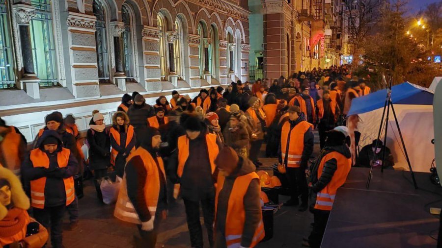 Мітингарі з-під стін НБУ перейшли під домівки його керівників