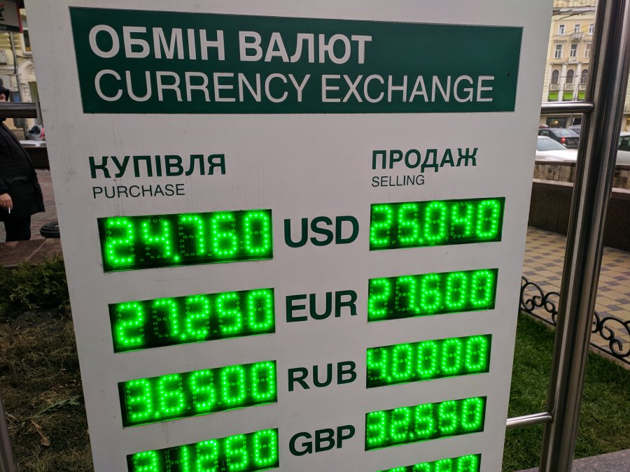 НБУ пояснив, чому долар стрибнув до 25 грн