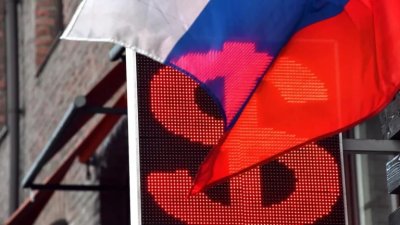 Нові санкції США зупинили в росії біржові торги доларами та євро