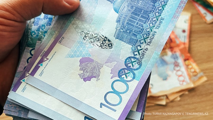 Казахстанський тенге рекордно обвалився на тлі ослаблення курсу рубля