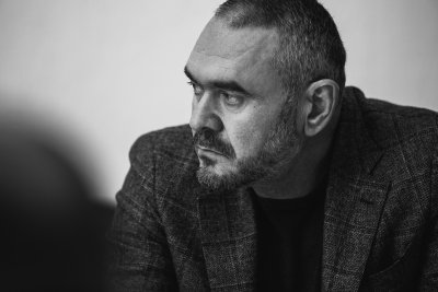 Суд поновив на посаді в Укрексімбанку нападника на журналістів і присудив 8 мільйонів компенсації