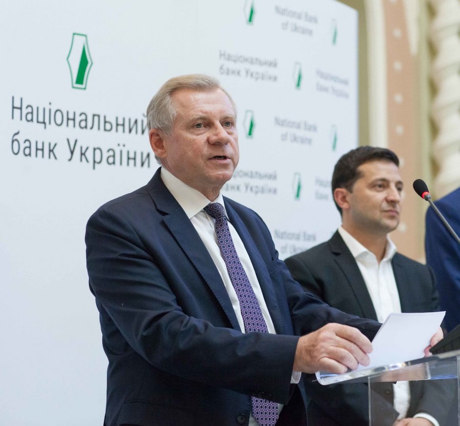 Голова НБУ Яків Смолій йде у відставку через політичний тиск