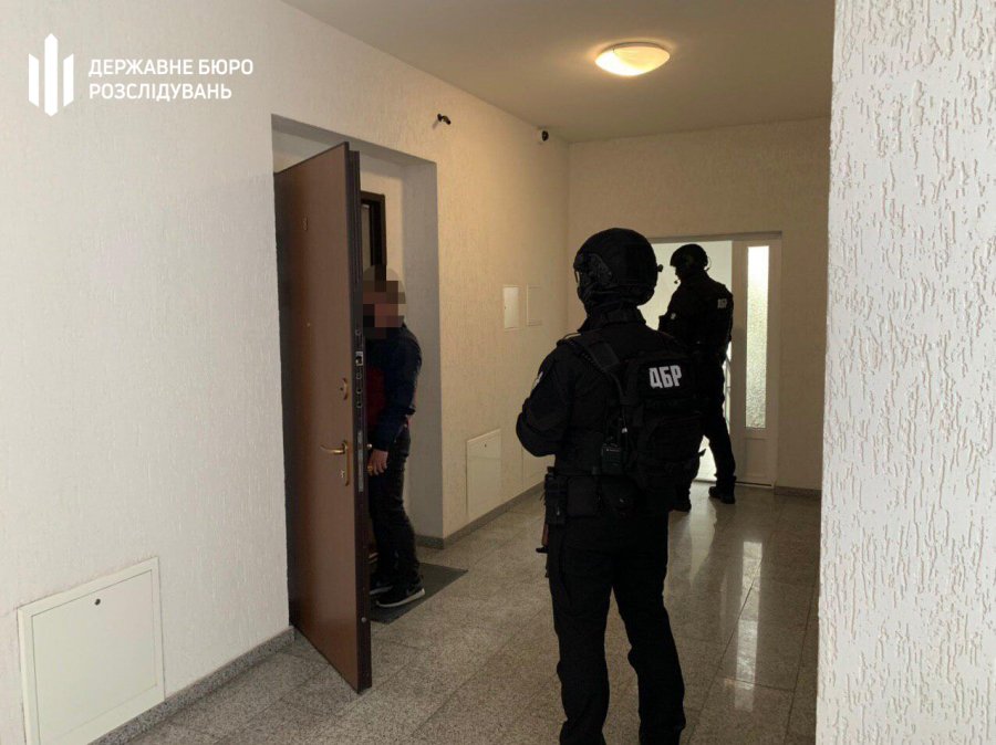 ДБР провело десятки обшуків у податковій службі