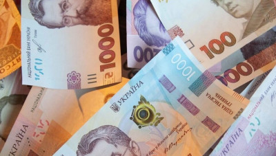 Українці у квітні продали готівкову валюту на рекордну з початку війни суму